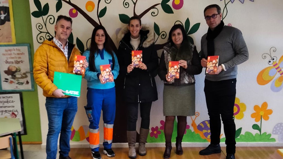 donación de libros a CEIP de Rute